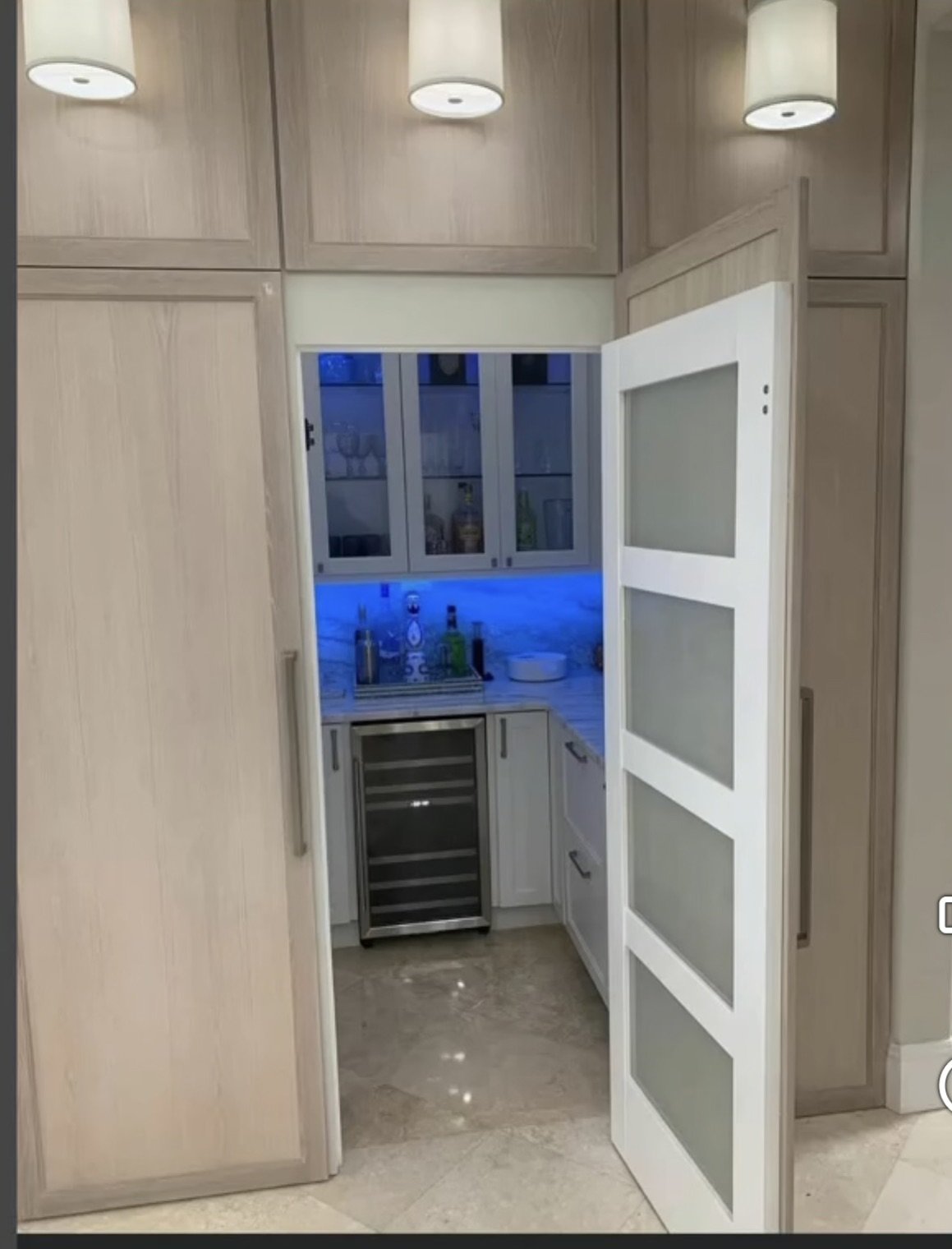 Built-in beverage cabinet with wine refrigerator