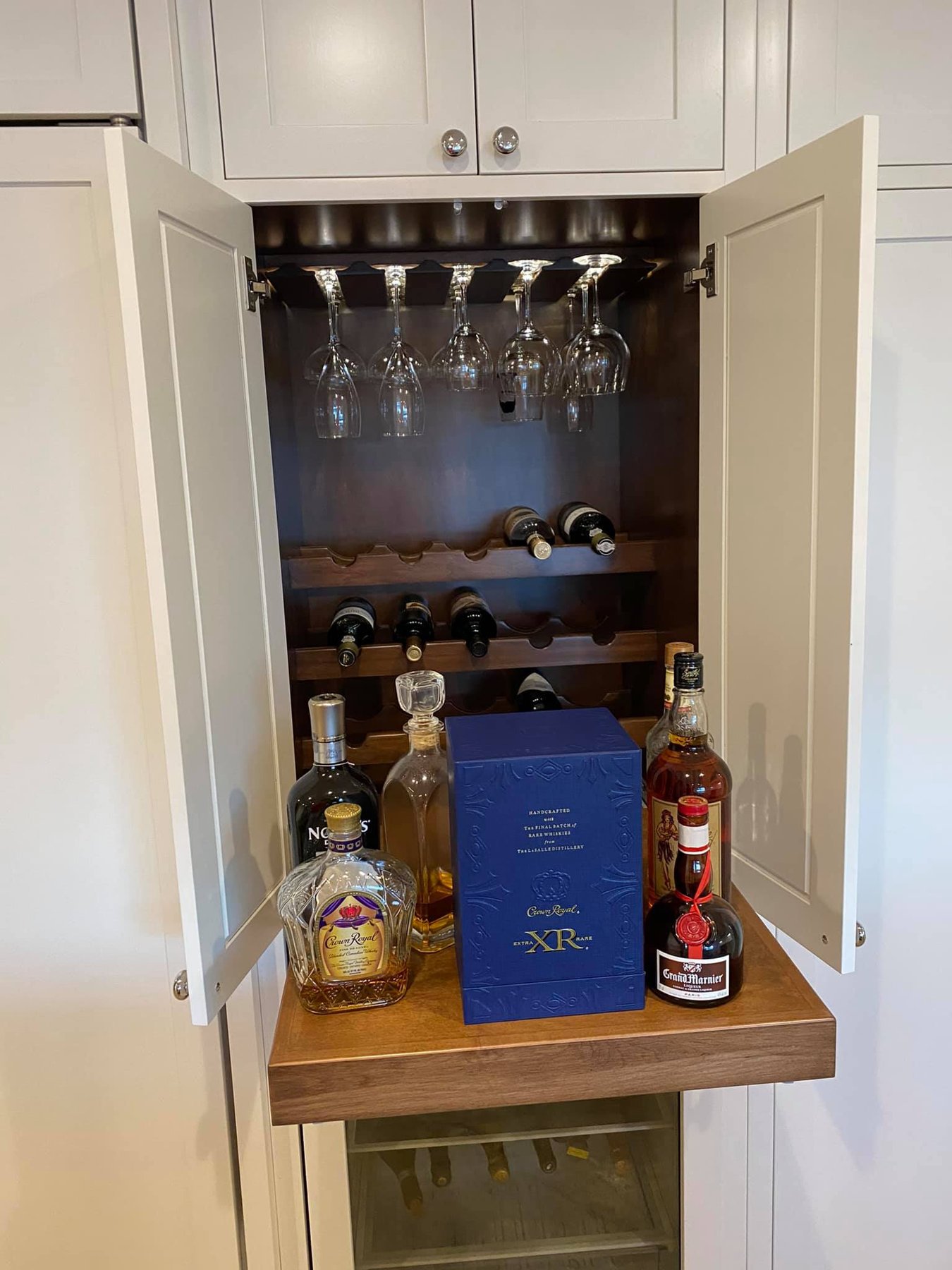Recessed beverage cabinet with glass storage